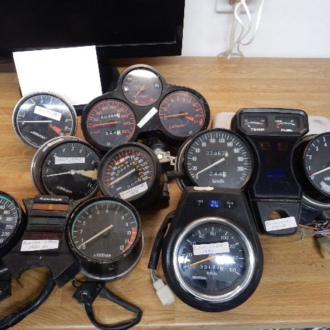 Många mätare paket. Samling av olika mätare och instrument, inklusive hastighetsmätare och varvräknare.