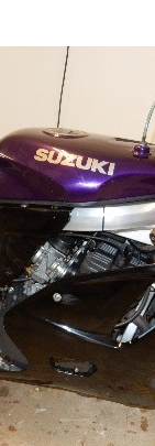 Modern demonterings verkstad med moderna verktyg för att säkerställa aktsamhet med de demonterade reservdelarna. Motorcykelmotor med detaljerade komponenter och glänsande ytor.